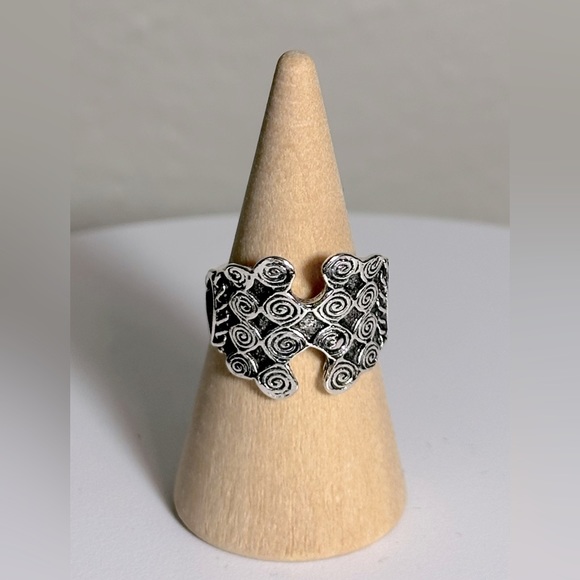 New Antique Silver Swirls Ring Size 4 3/4 Jewelry Cleaning Cloth - Picture 1 of 4